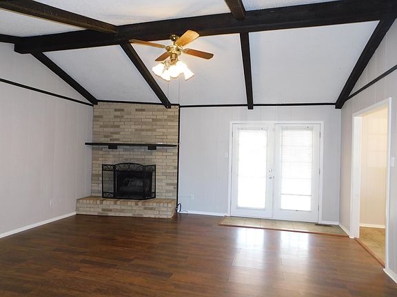5th image of 600 E Elm St