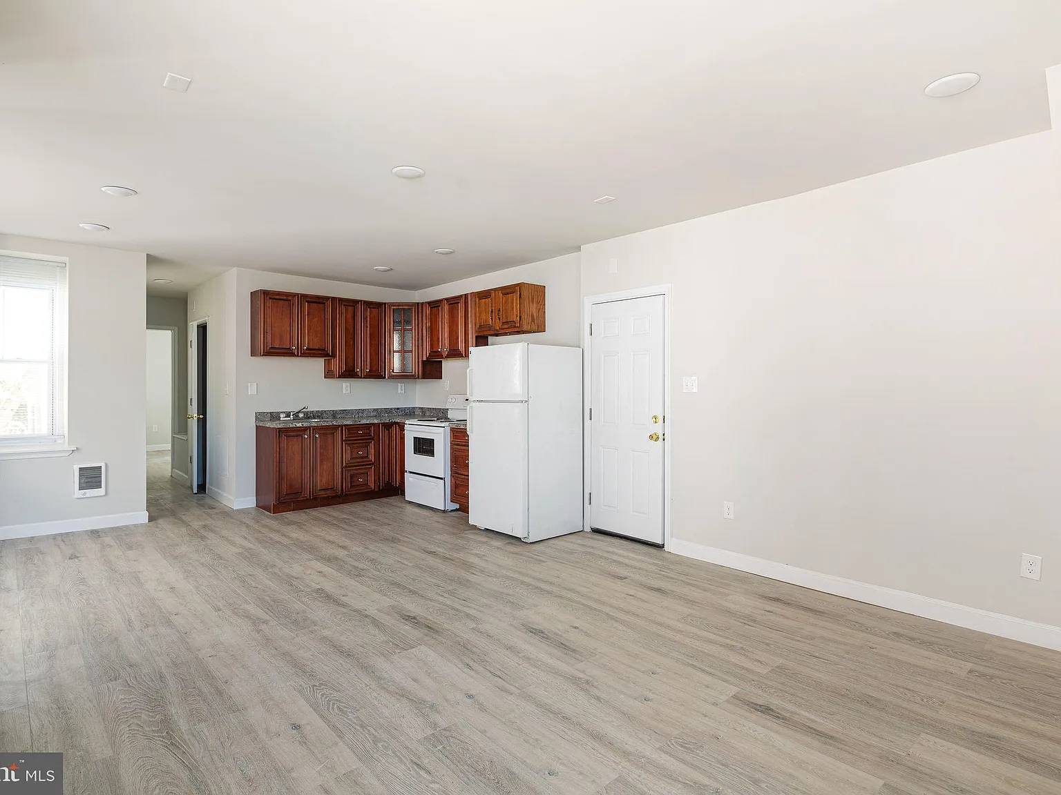 2 bed, 3004 sqft, $1,600 — Photo 3