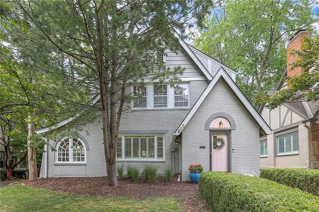 609 W 70th St, Kansas City, MO 64113 | Zillow