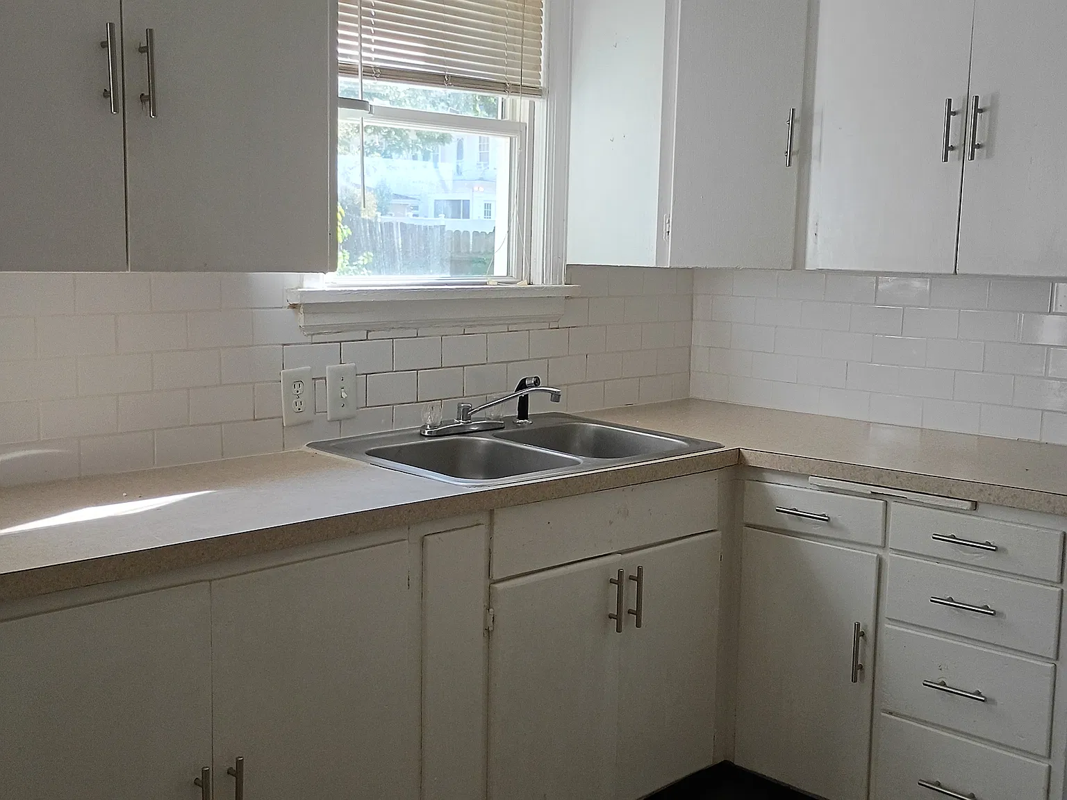3 bed, 928 sqft, $1,045 — Photo 2