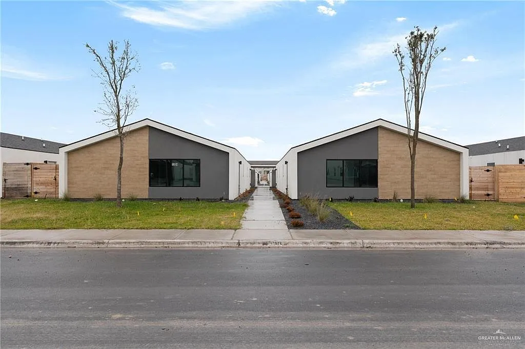 2 bed, 2.0 bath, 900 sqft, $1,250 — Photo 1