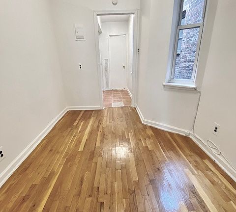 4th image of 321 E 83rd St #4B
