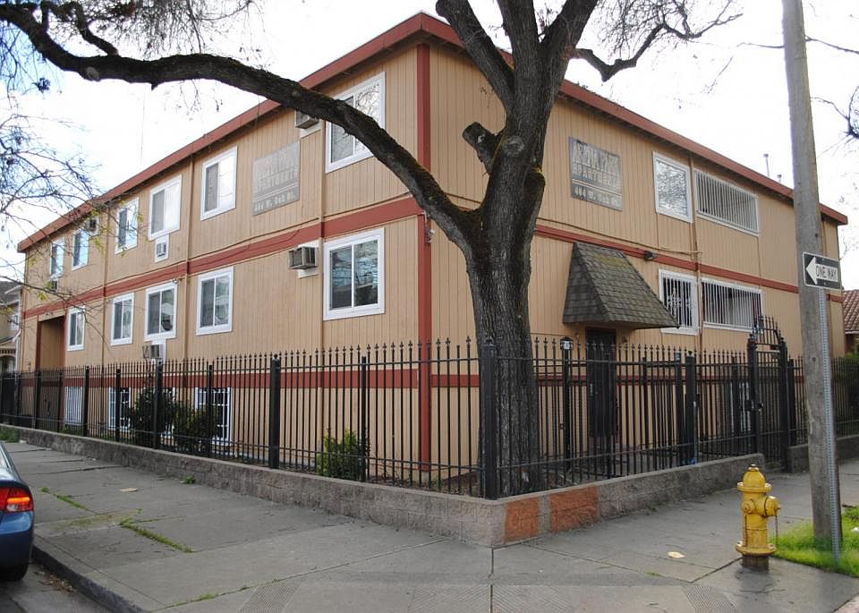 1st image of 404 W Oak St APT 4