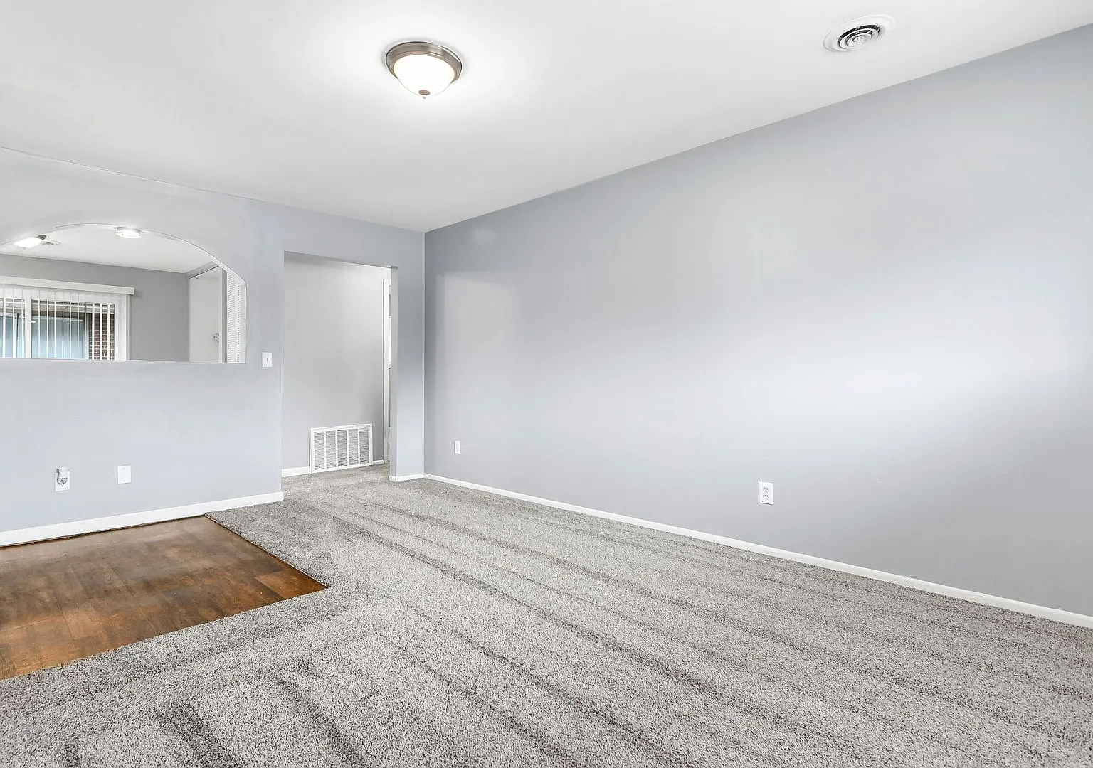 505 White City — Photo 3