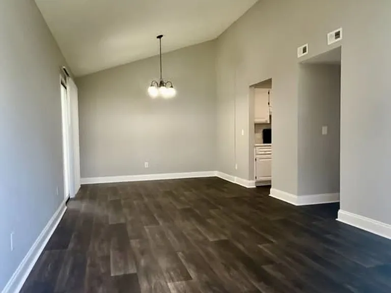 Radcliff Court Apartments — Photo 7