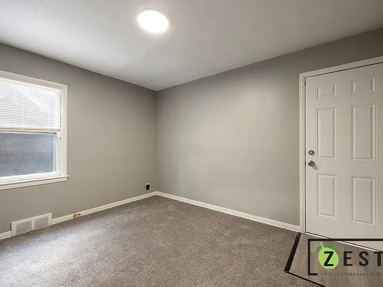 5235 Chatsworth — Photo 14
