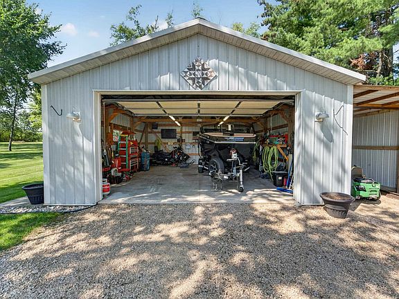 3rd image of 3425 Meadow Rd