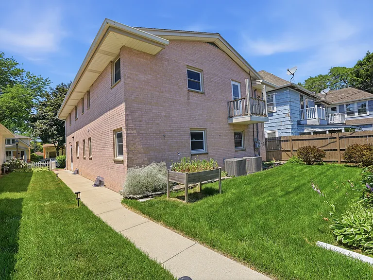 4536 N Larkin St — Photo 3