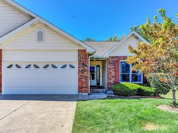 18 Country Bluff Ct, Saint Charles, MO 63301