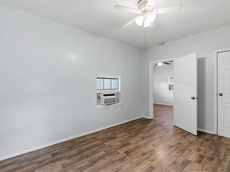 127 E Walker St — Photo 17