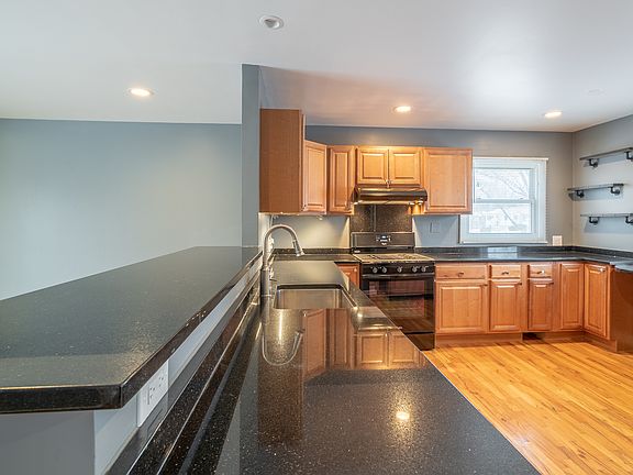 4th image of 920 Glenview Ave