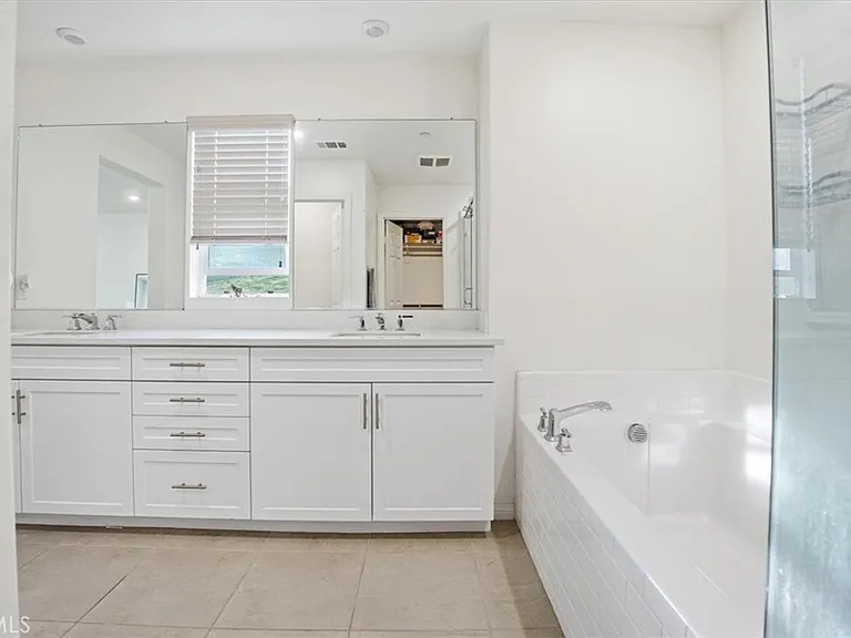556 Enzo St — Photo 27