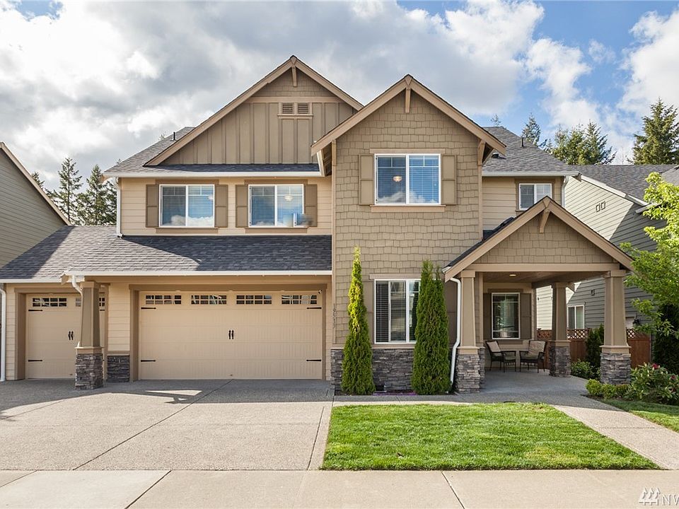 Beautiful Tehaleh home with extended 3-car garage