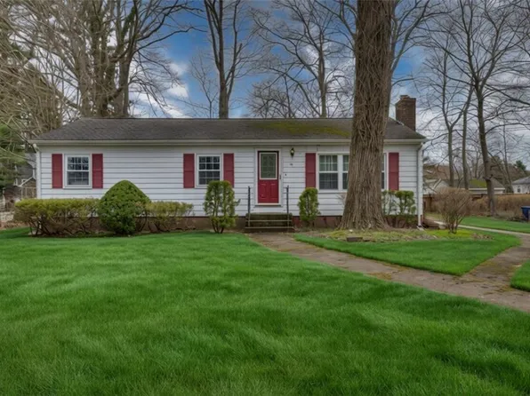 86 Lawndale Dr, Warwick, RI 02818