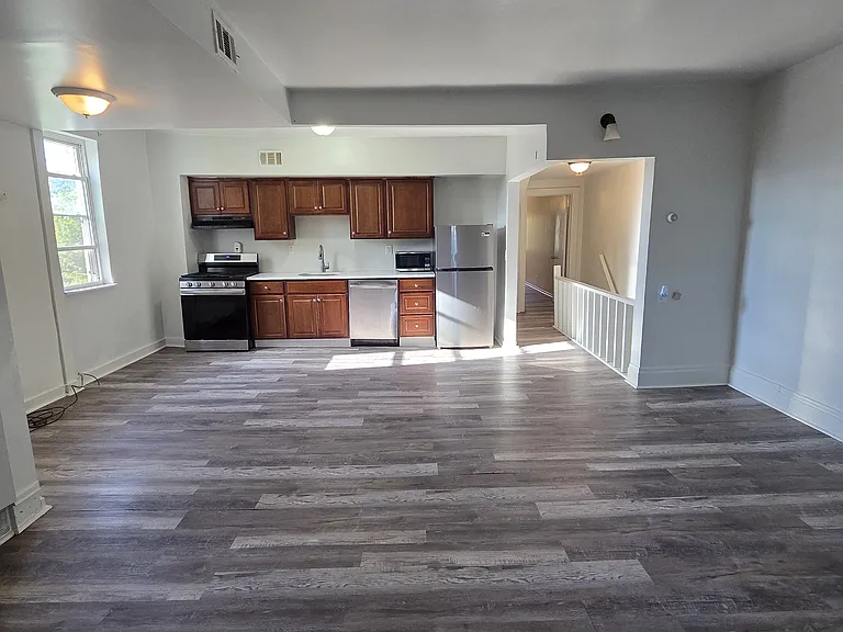 621-623 Lincoln Avenue - 1 — Photo 9