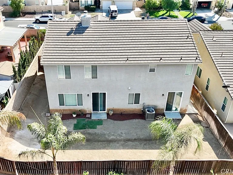 1562 Cheshire Dr — Photo 2