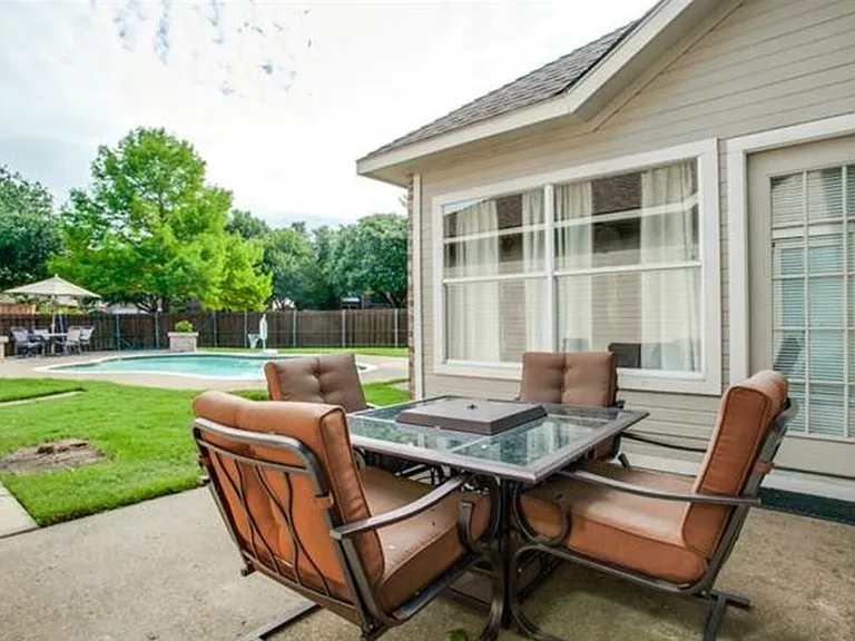 11100 Hermitage Ln — Photo 3