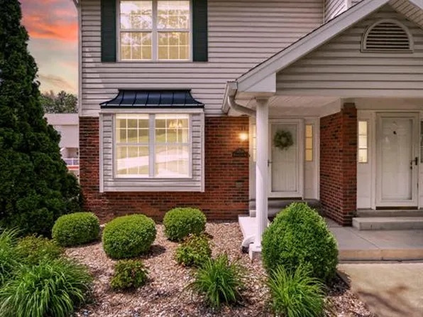 1704 Honeysuckle Dr #1, Saint Charles, MO 63303