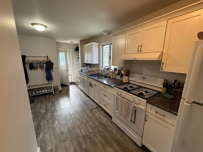 211 Beech St — Photo 15