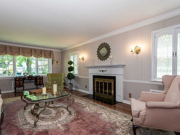 3rd image of 1430 Surrey Ln
