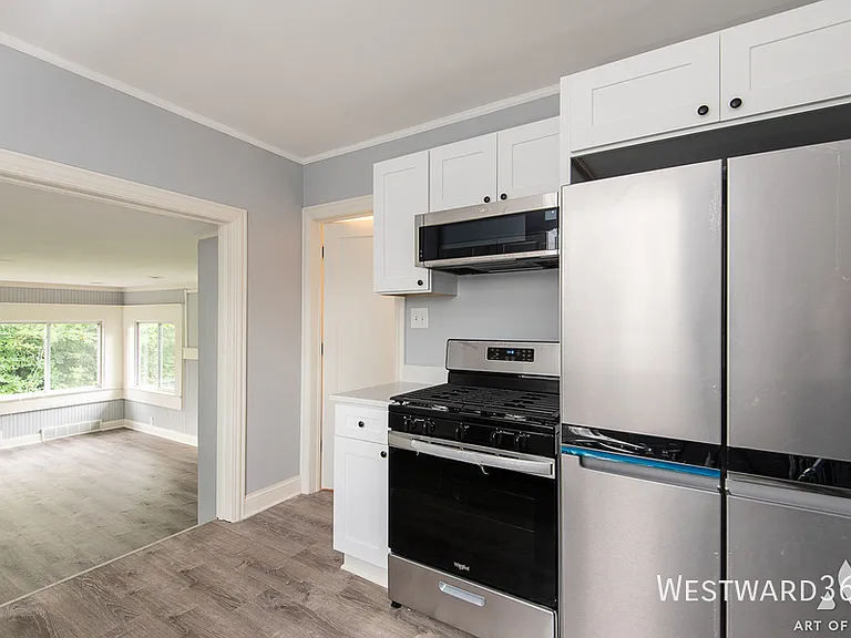923 W Plainfield Rd — Photo 4
