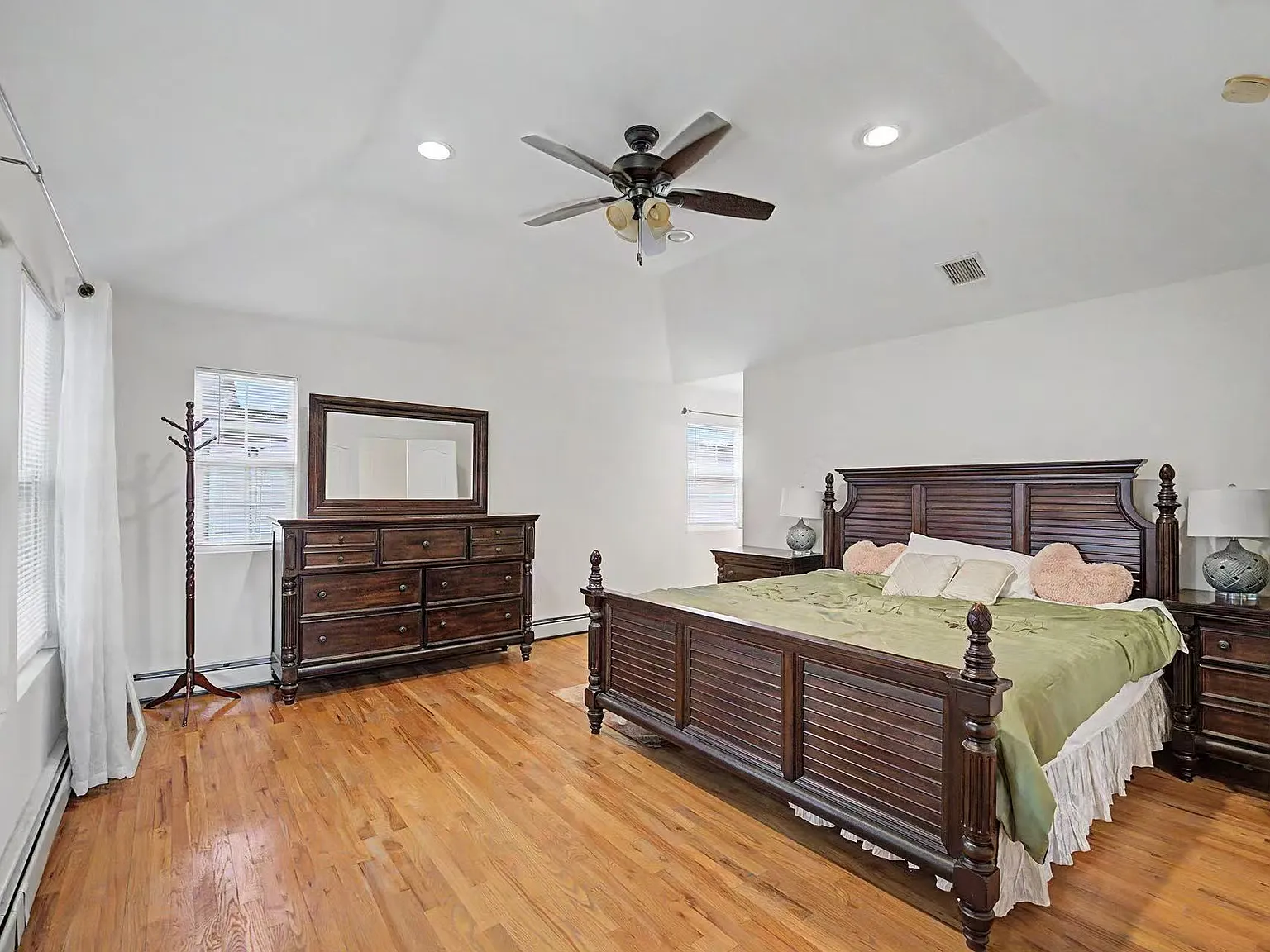 Cedar Pl, Floral Park — Photo 1