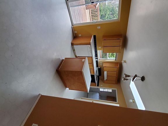 5th image of 215 N Deer Dr