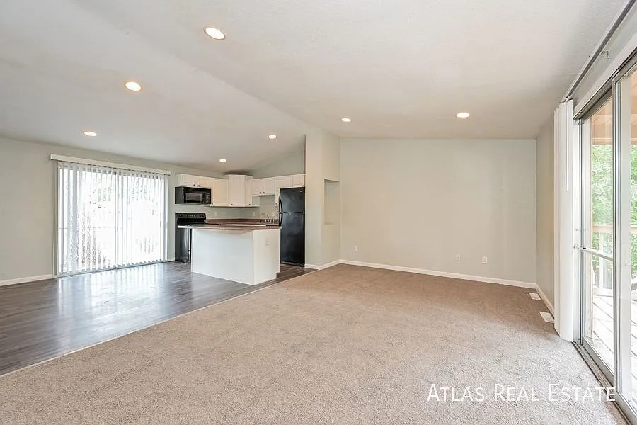 3BD 2BA Finished Basement In-Unit Laundry Lakewood Living at Its Best — Photo 4