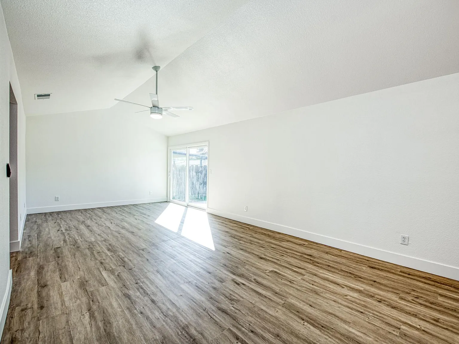 3 bed, 1248 sqft, $2,450 — Photo 4