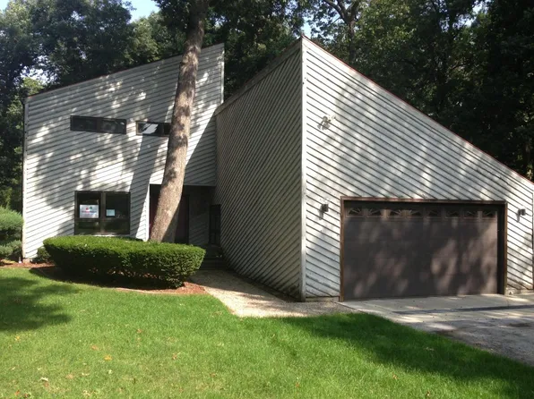 3 Bevan Dr, Kankakee, IL 60901