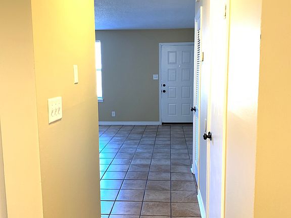 4th image of 904 Kingsbury Dr
