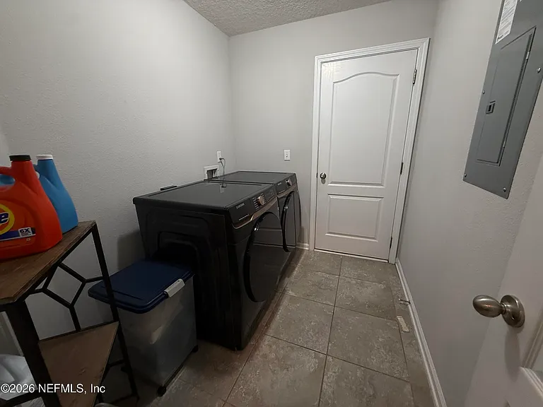 686 Glendale Ln — Photo 25