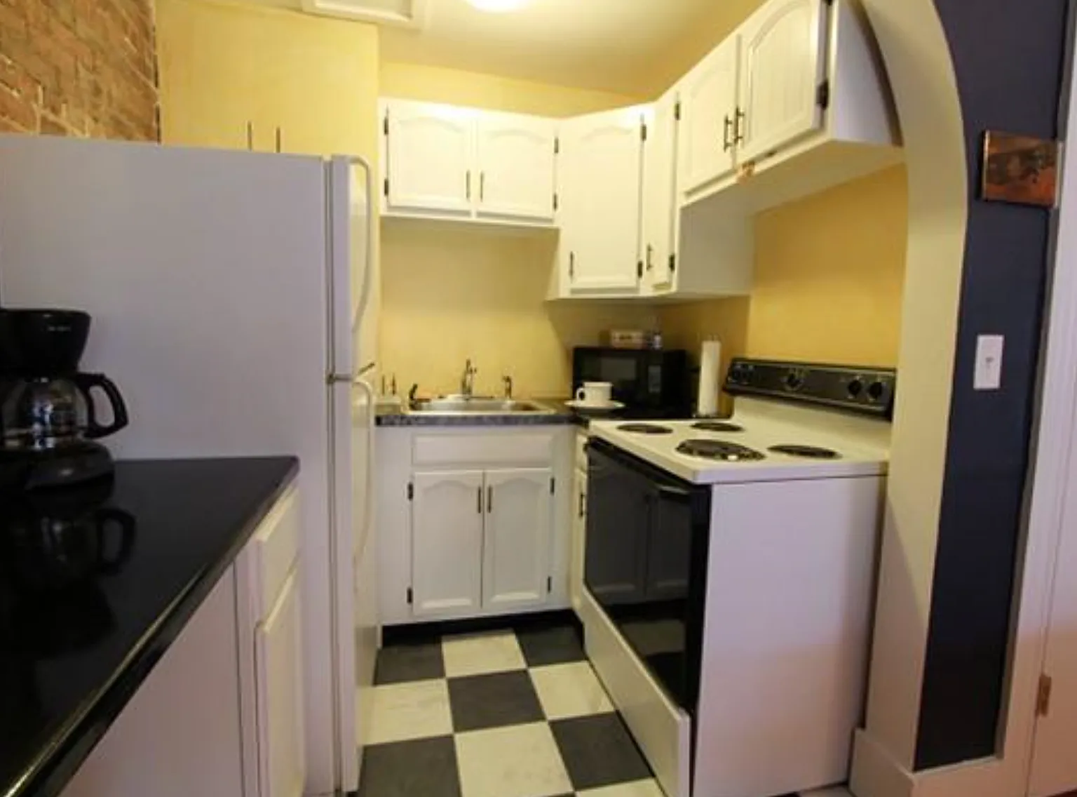 Studio, 400 sqft, $2,525 — Photo 4