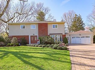 3 Murray Ln, Roslyn Heights, NY 11577