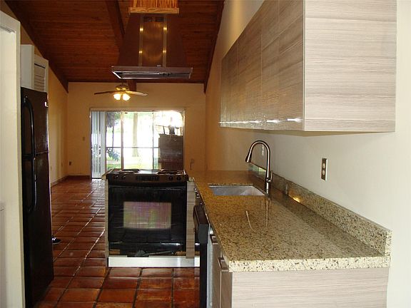 4th image of 2030 Seagrape Avenue