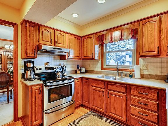2nd image of 1096 Carousel Ct