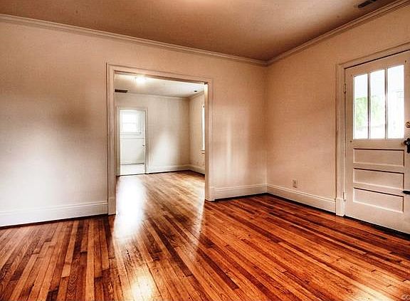 2nd image of 1900 Oakdale Ave