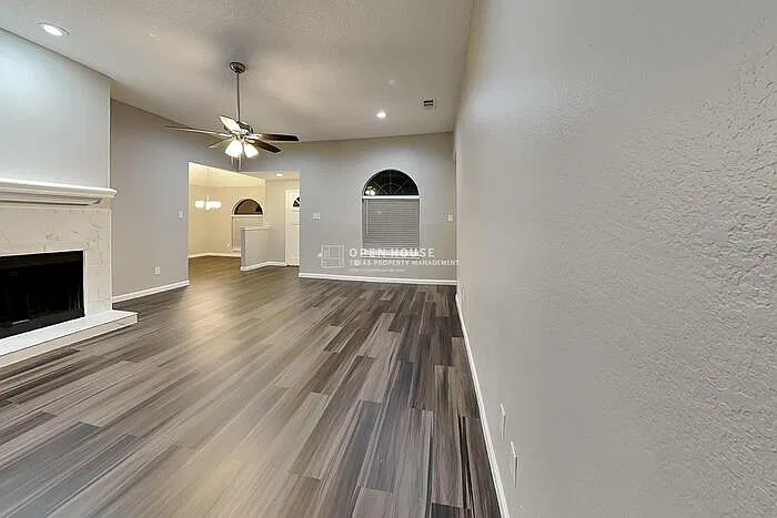 3 bed, 2.0 bath, 1732 sqft, $2,300 — Photo 4