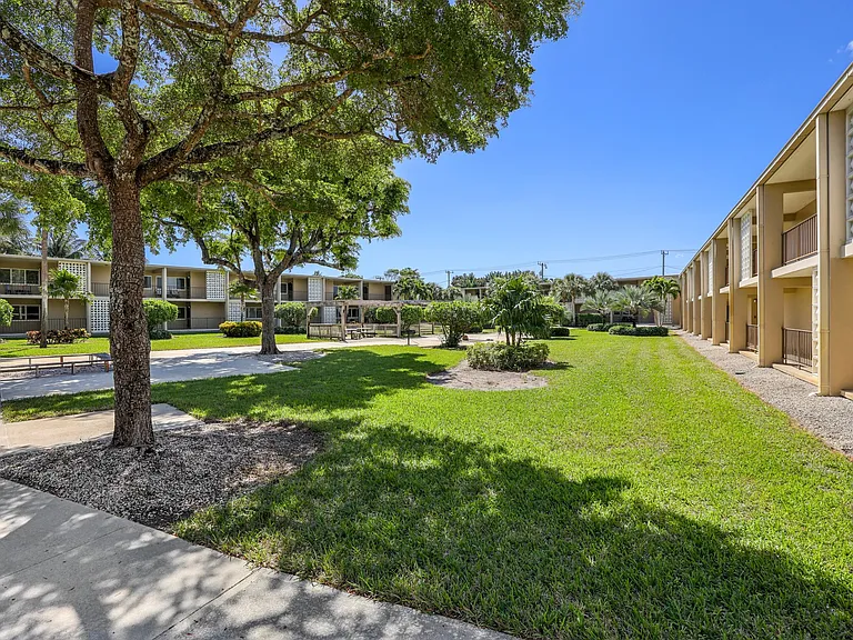 Cynthia Gardens — Photo 60