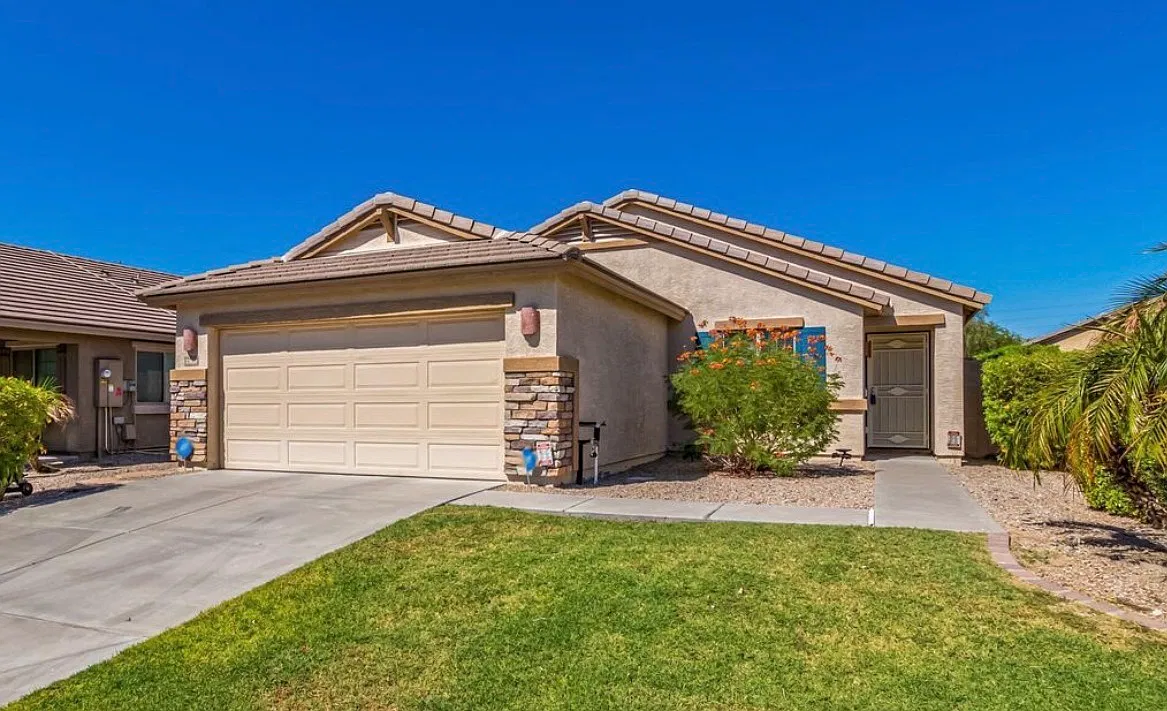 3 bed, 1325 sqft, $2,200 — Photo 1