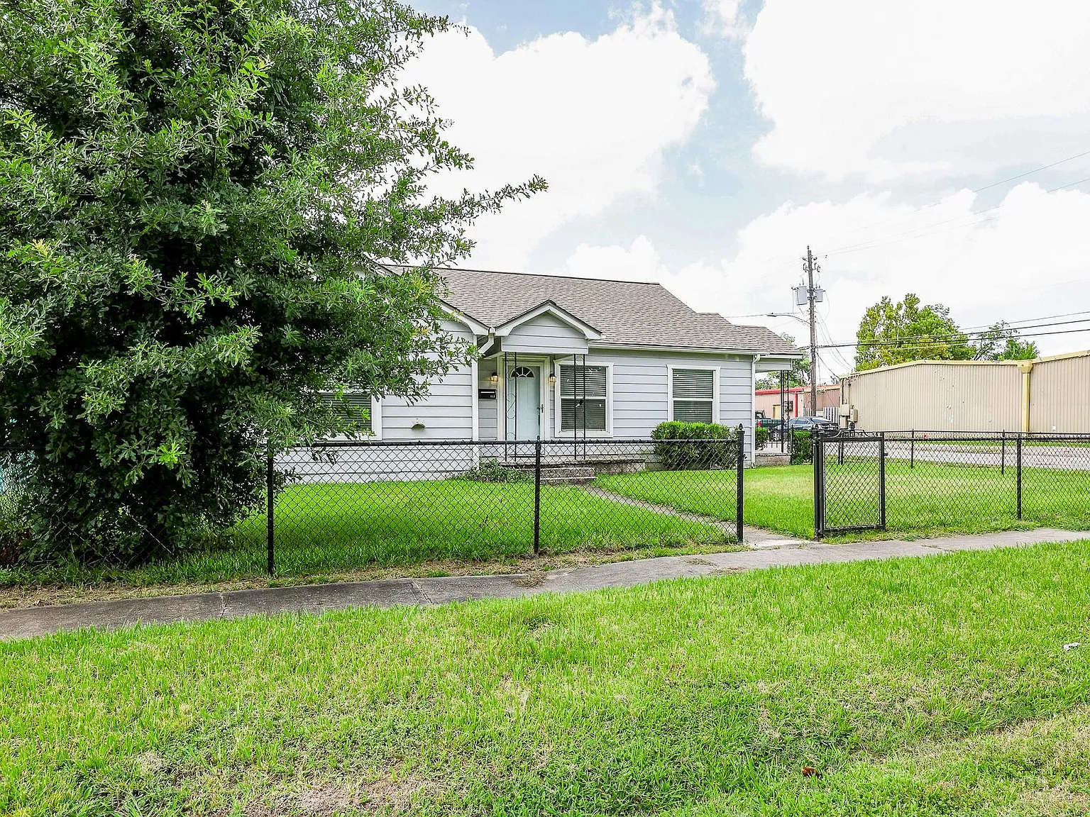 2 bed, 1.0 bath, 1202 sqft, $1,850 — Photo 1