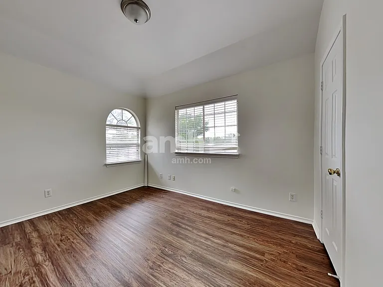 1481 Apenzell Ln — Photo 16