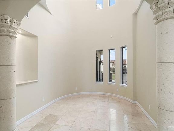 4th image of 2806 Woods Dr S