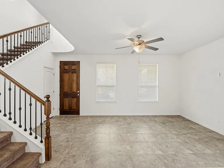 2937 Barbed Wire St — Photo 32