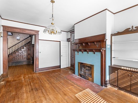 14th image of 315 E Main St