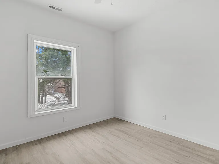 910 S 2nd St — Photo 15
