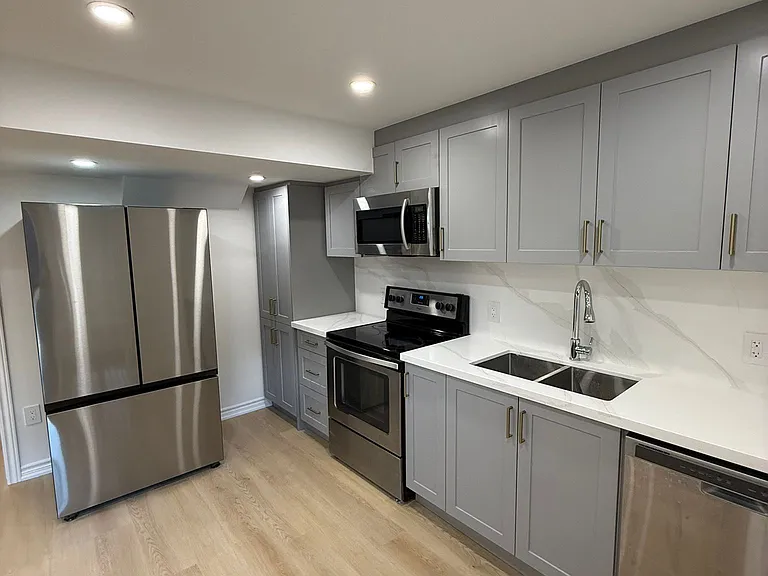 73 Thornlodge Dr W — Photo 2