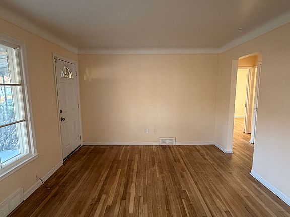3rd image of 16121 W Parkway St