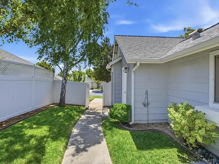 989 Bluebell Way — Photo 9