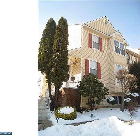 1st image of 423 Woodstock Ln